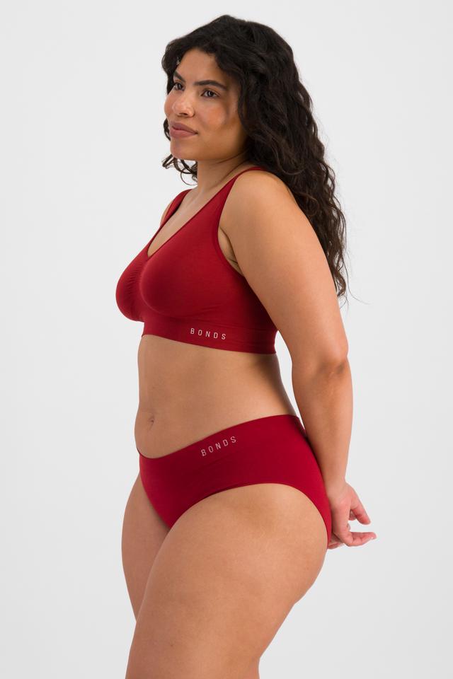 Laura (She/Her) wears size 14 and is 165cm tall with 94cm chest and 76cm waist