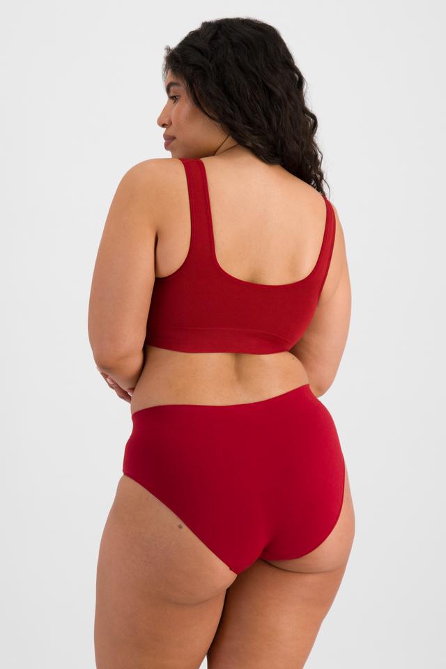 Laura (She/Her) wears size 14 and is 165cm tall with 94cm chest and 76cm waist