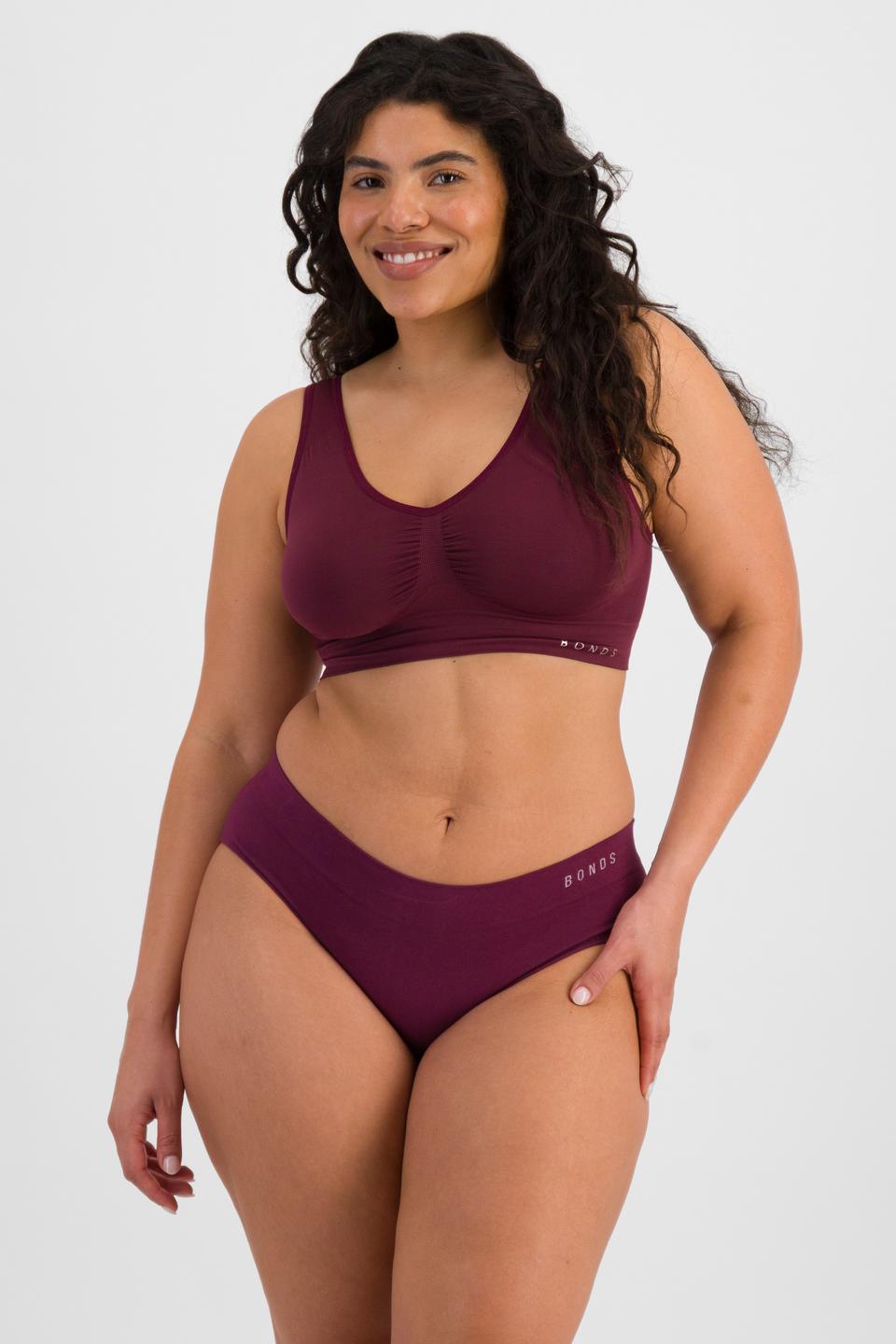 Laura (She/Her) wears size 14 and is 165cm tall with 94cm chest and 76cm waist