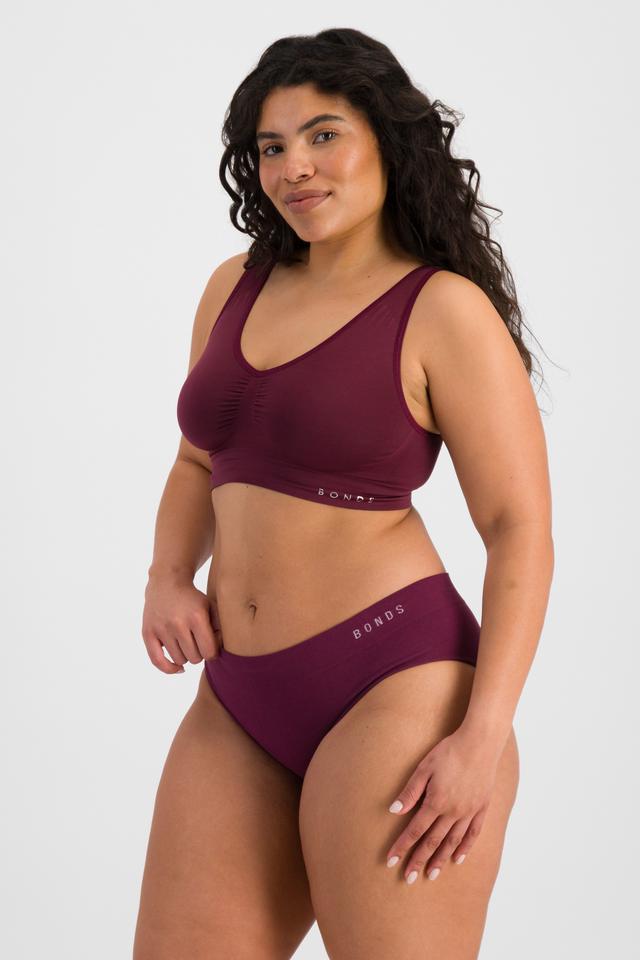 Laura (She/Her) wears size 14 and is 165cm tall with 94cm chest and 76cm waist