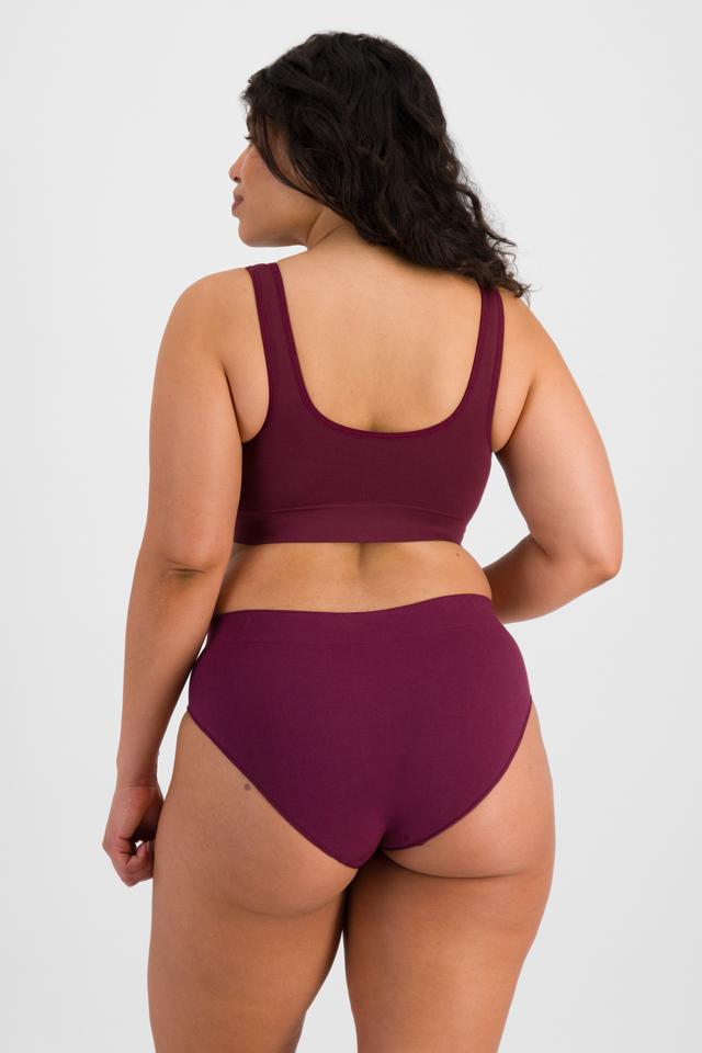 Laura (She/Her) wears size 14 and is 165cm tall with 94cm chest and 76cm waist