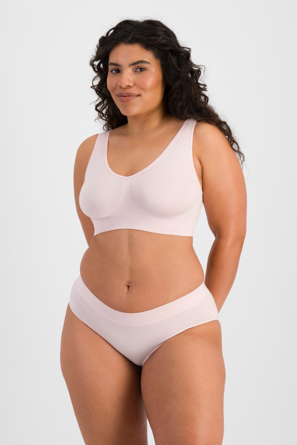 Laura (She/Her) wears size 14 and is 165cm tall with 94cm chest and 76cm waist