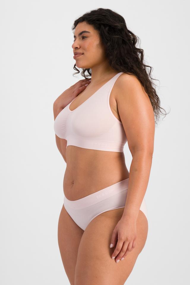Laura (She/Her) wears size 14 and is 165cm tall with 94cm chest and 76cm waist