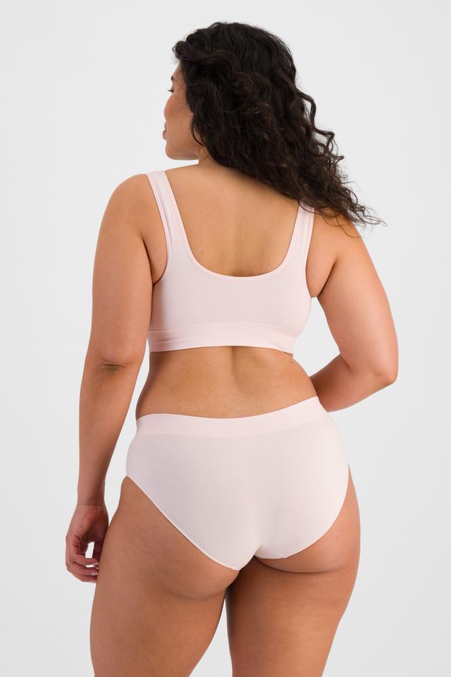Laura (She/Her) wears size 14 and is 165cm tall with 94cm chest and 76cm waist