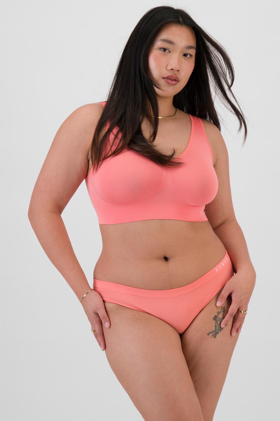 Chloe (She/Her) wears size 14 and is 165cm tall with 95cm chest and 78cm waist
