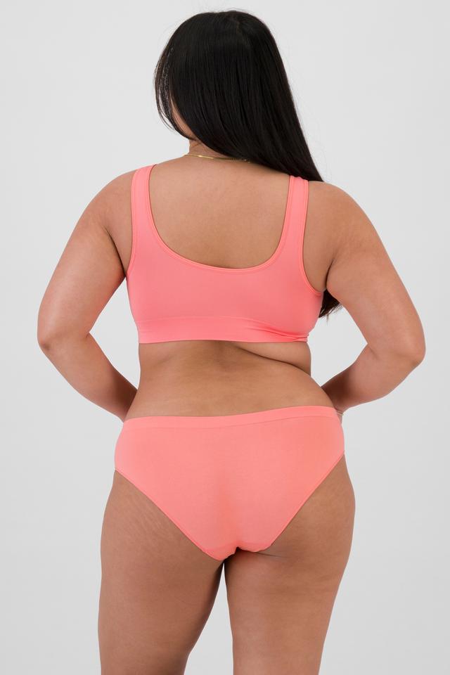 Chloe (She/Her) wears size 14 and is 165cm tall with 95cm chest and 78cm waist