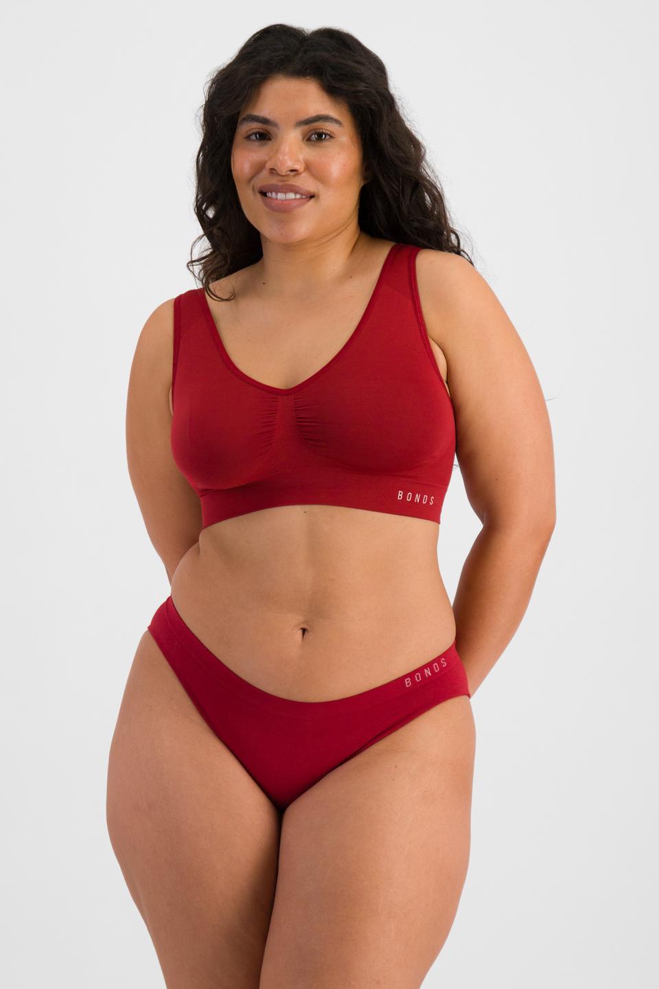 Laura (She/Her) wears size 14 and is 165cm tall with 94cm chest and 76cm waist