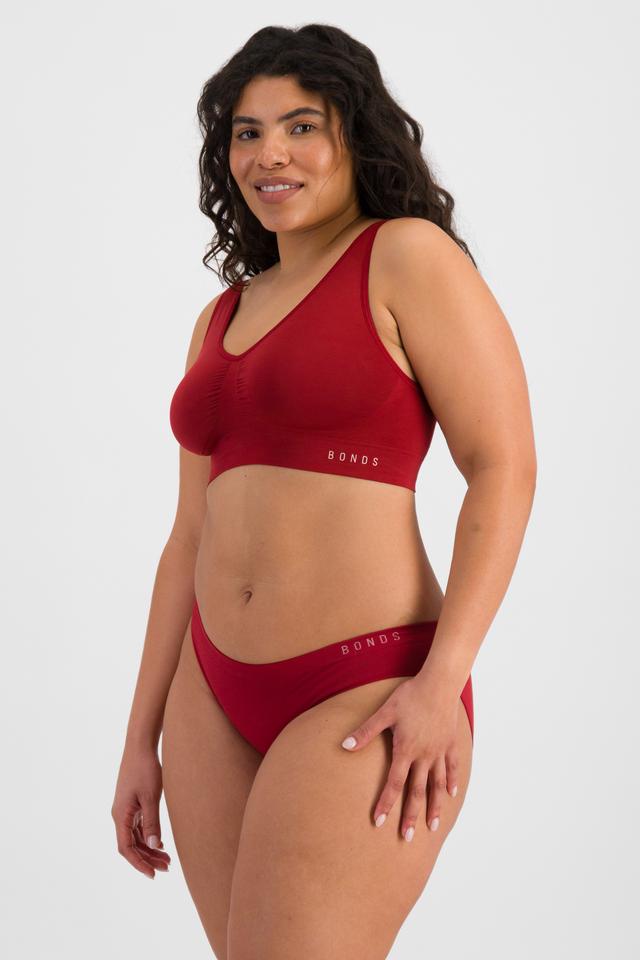 Laura (She/Her) wears size 14 and is 165cm tall with 94cm chest and 76cm waist