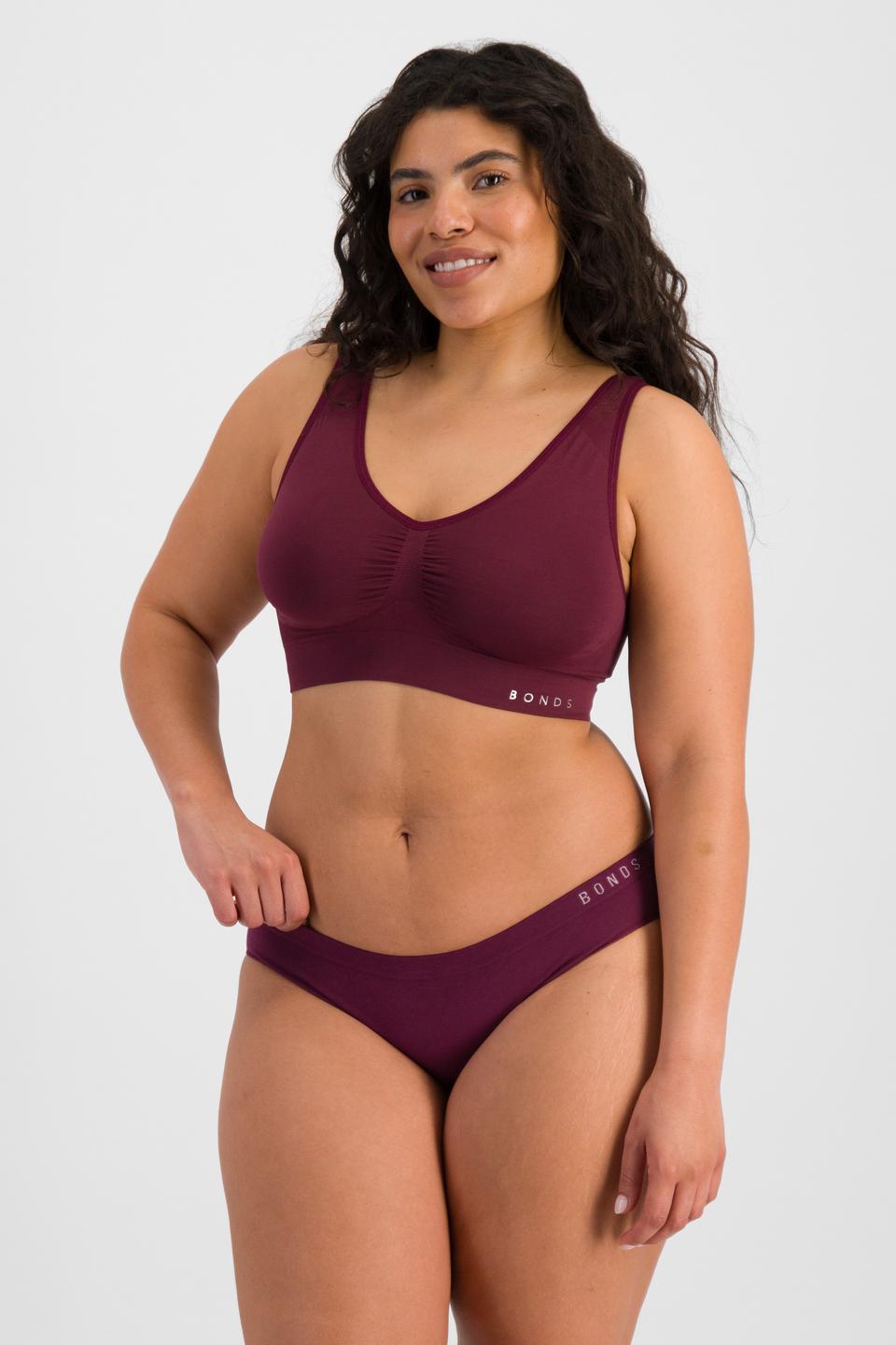 Laura (She/Her) wears size 14 and is 165cm tall with 94cm chest and 76cm waist