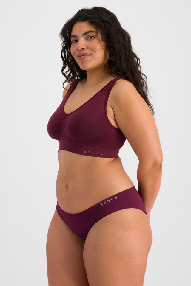 Laura (She/Her) wears size 14 and is 165cm tall with 94cm chest and 76cm waist