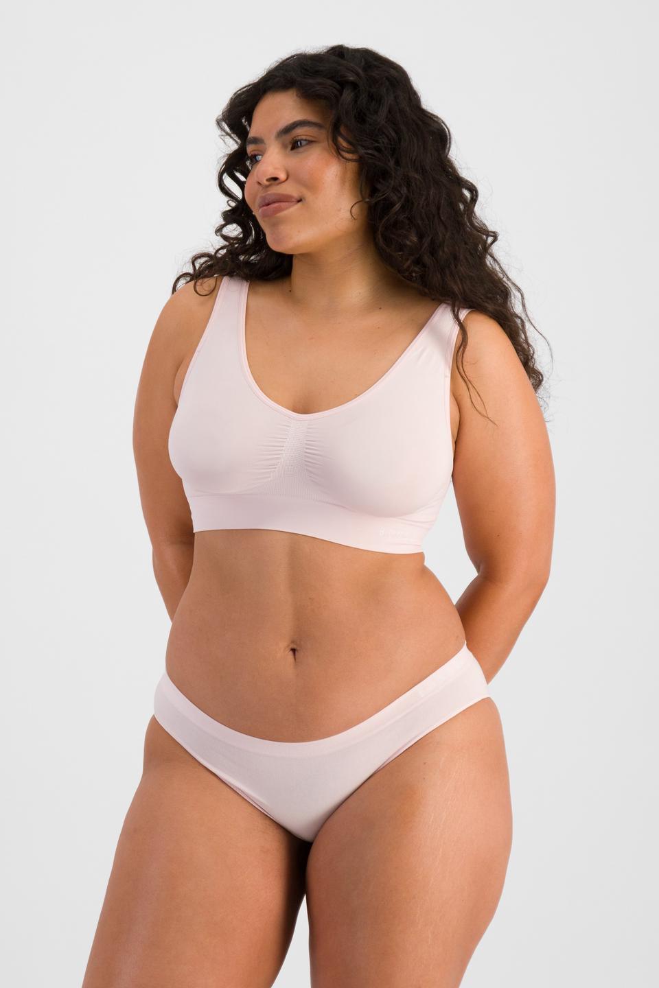 Laura (She/Her) wears size 14 and is 165cm tall with 94cm chest and 76cm waist