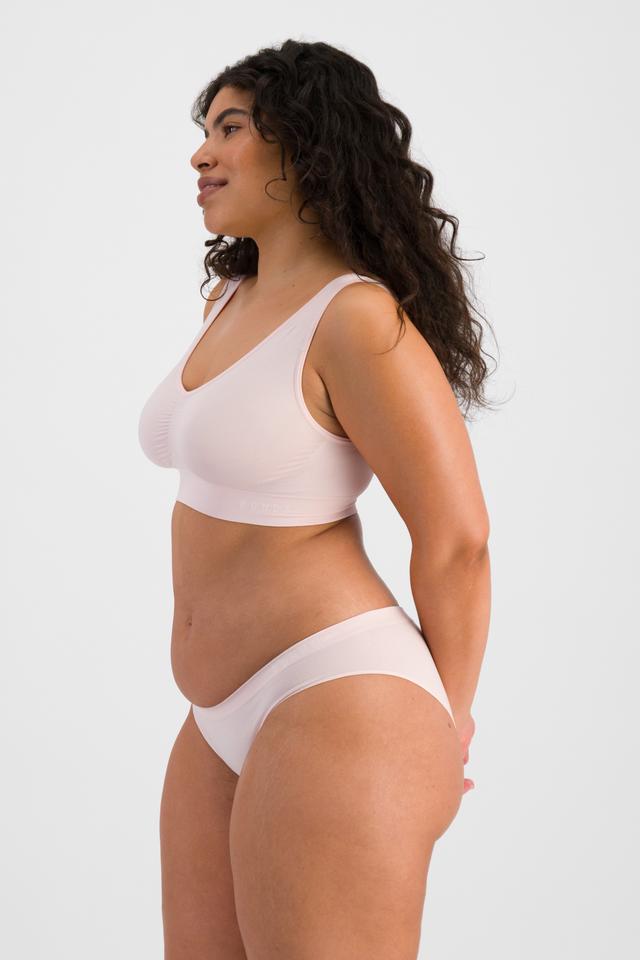 Laura (She/Her) wears size 14 and is 165cm tall with 94cm chest and 76cm waist
