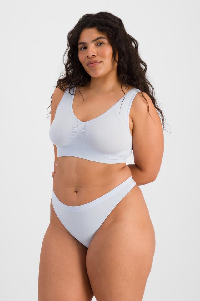 Laura (She/Her) wears size 14 and is 165cm tall with 94cm chest and 76cm waist