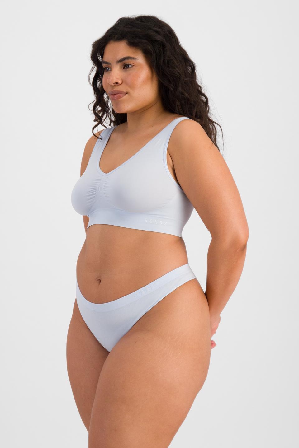 Laura (She/Her) wears size 14 and is 165cm tall with 94cm chest and 76cm waist