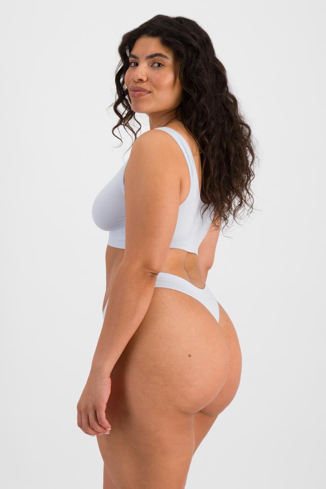 Laura (She/Her) wears size 14 and is 165cm tall with 94cm chest and 76cm waist