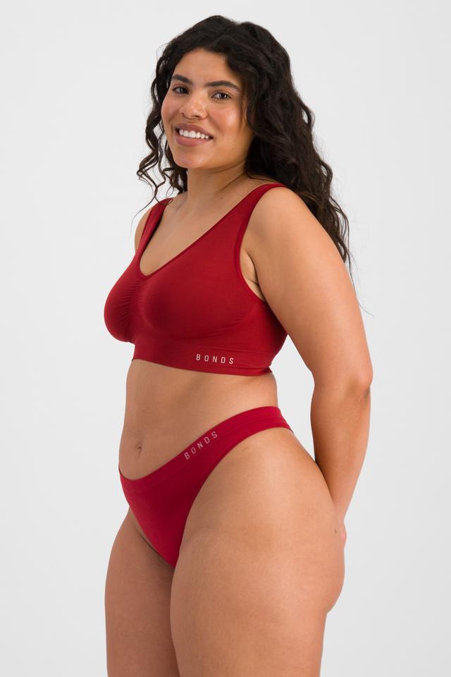 Laura (She/Her) wears size 14 and is 165cm tall with 94cm chest and 76cm waist