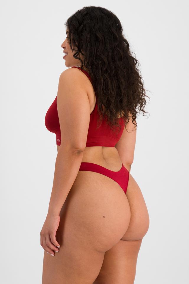 Laura (She/Her) wears size 14 and is 165cm tall with 94cm chest and 76cm waist
