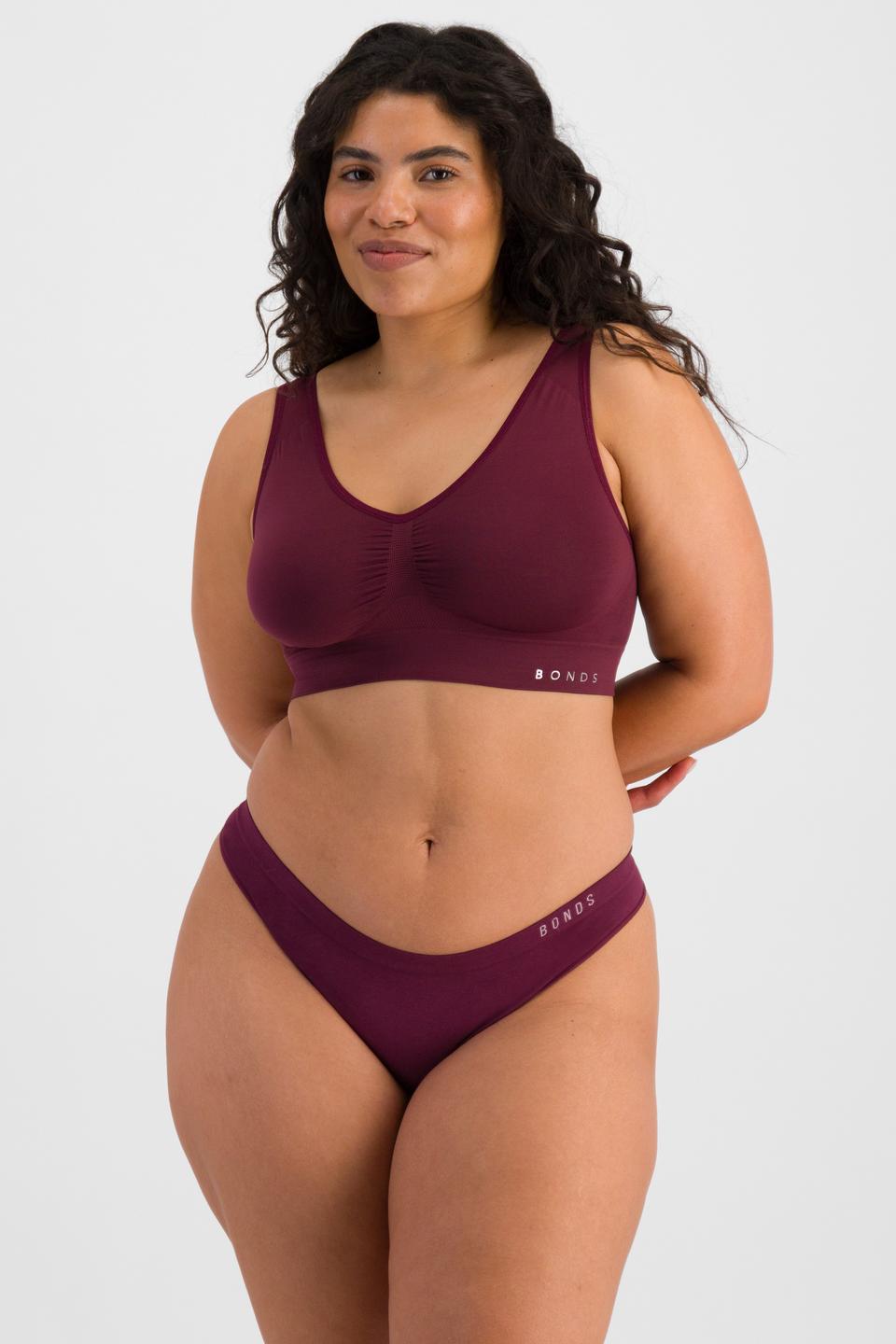 Laura (She/Her) wears size 14 and is 165cm tall with 94cm chest and 76cm waist