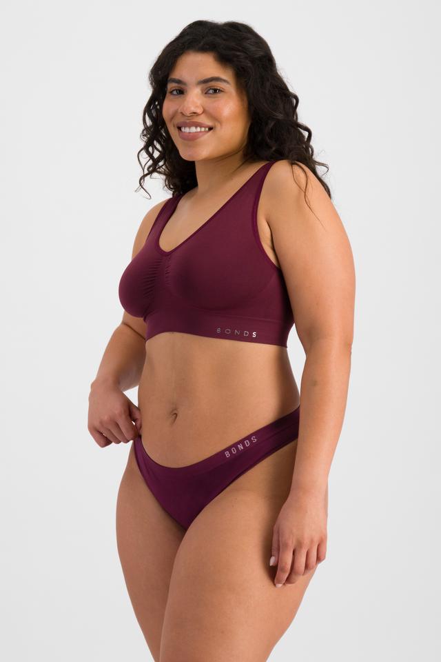 Laura (She/Her) wears size 14 and is 165cm tall with 94cm chest and 76cm waist