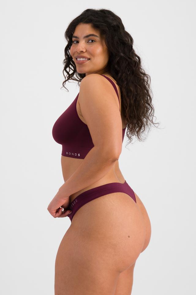 Laura (She/Her) wears size 14 and is 165cm tall with 94cm chest and 76cm waist