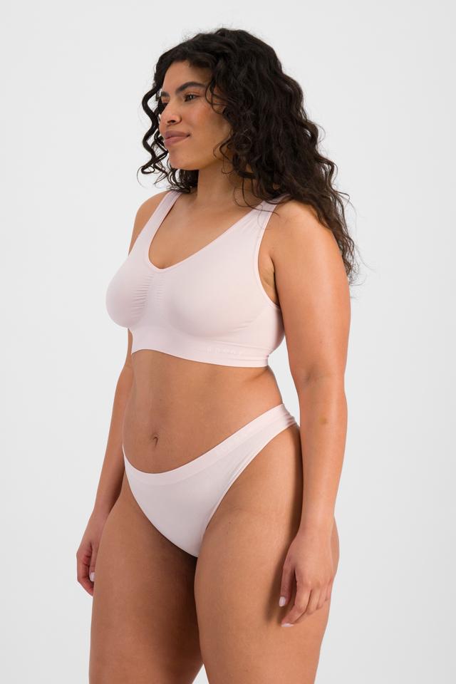 Laura (She/Her) wears size 14 and is 165cm tall with 94cm chest and 76cm waist