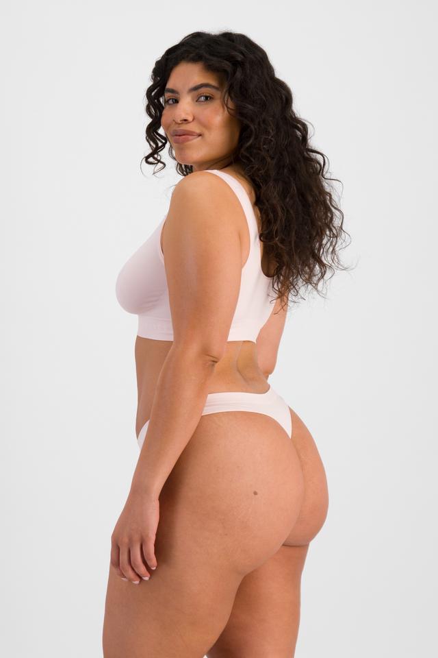 Laura (She/Her) wears size 14 and is 165cm tall with 94cm chest and 76cm waist