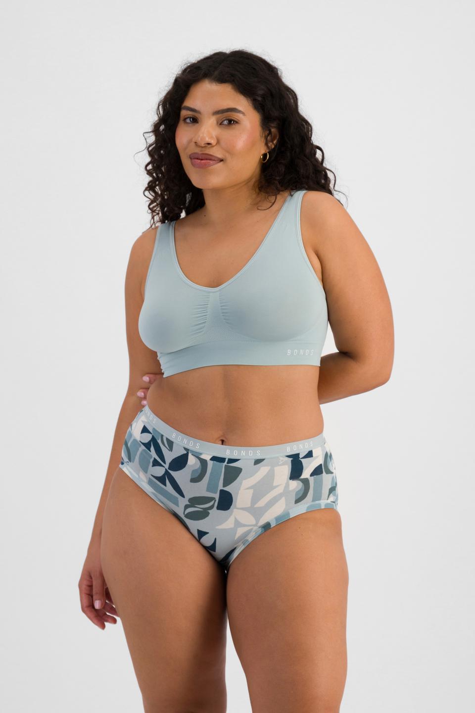 Laura (She/Her) wears size 14 and is 165cm tall with 94cm chest and 76cm waist