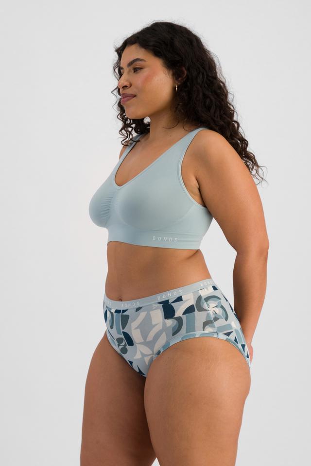 Laura (She/Her) wears size 14 and is 165cm tall with 94cm chest and 76cm waist