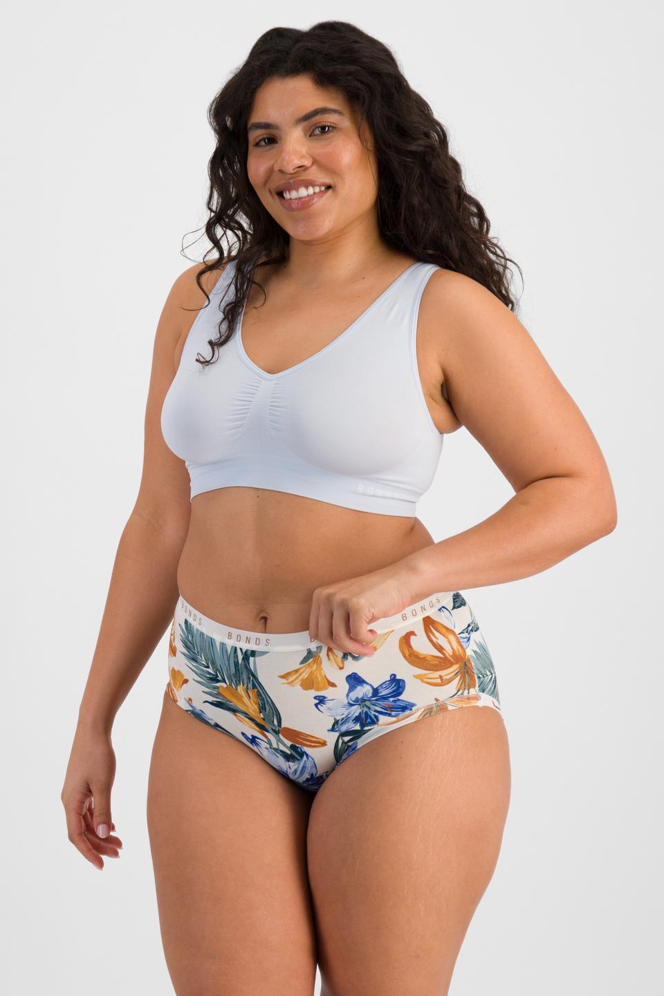 Laura (She/Her) wears size 14 and is 165cm tall with 94cm chest and 76cm waist