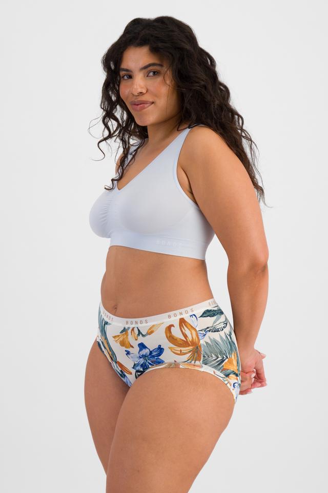 Laura (She/Her) wears size 14 and is 165cm tall with 94cm chest and 76cm waist
