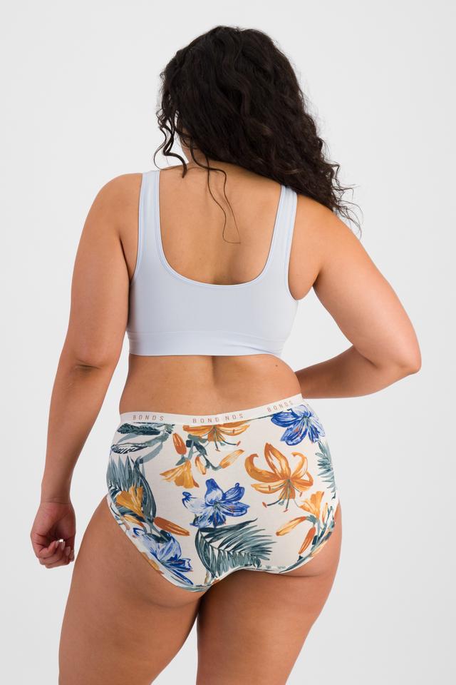 Laura (She/Her) wears size 14 and is 165cm tall with 94cm chest and 76cm waist