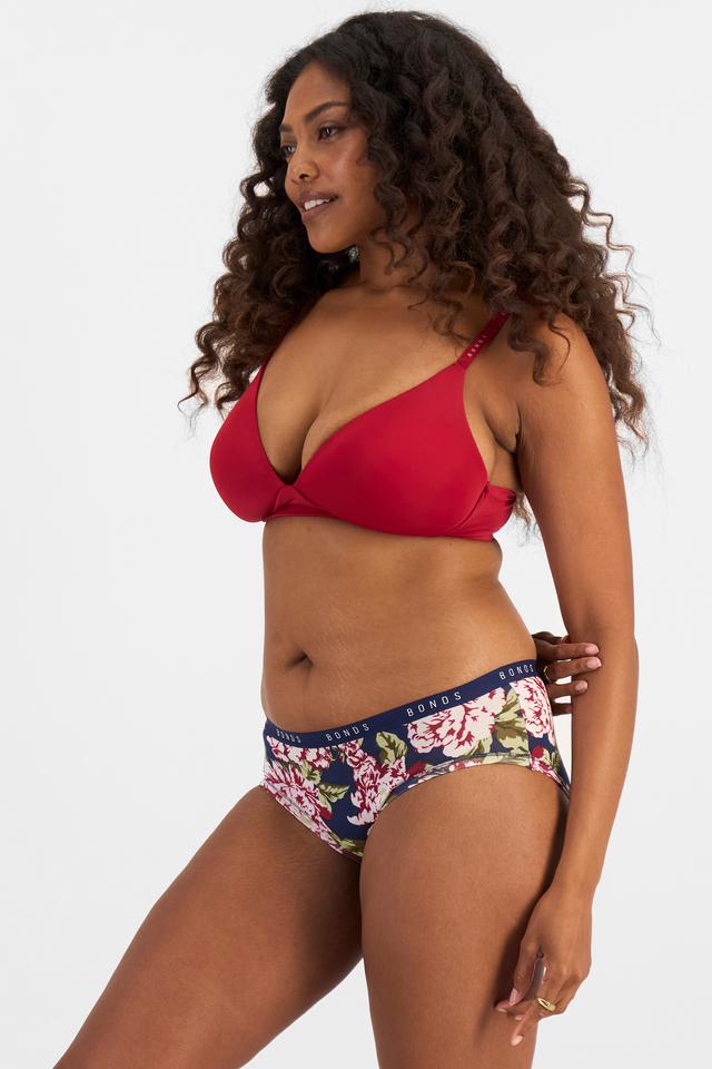 Cassaera (She/Her) wears size 14 and is 180cm tall with 107cm chest and 82cm waist