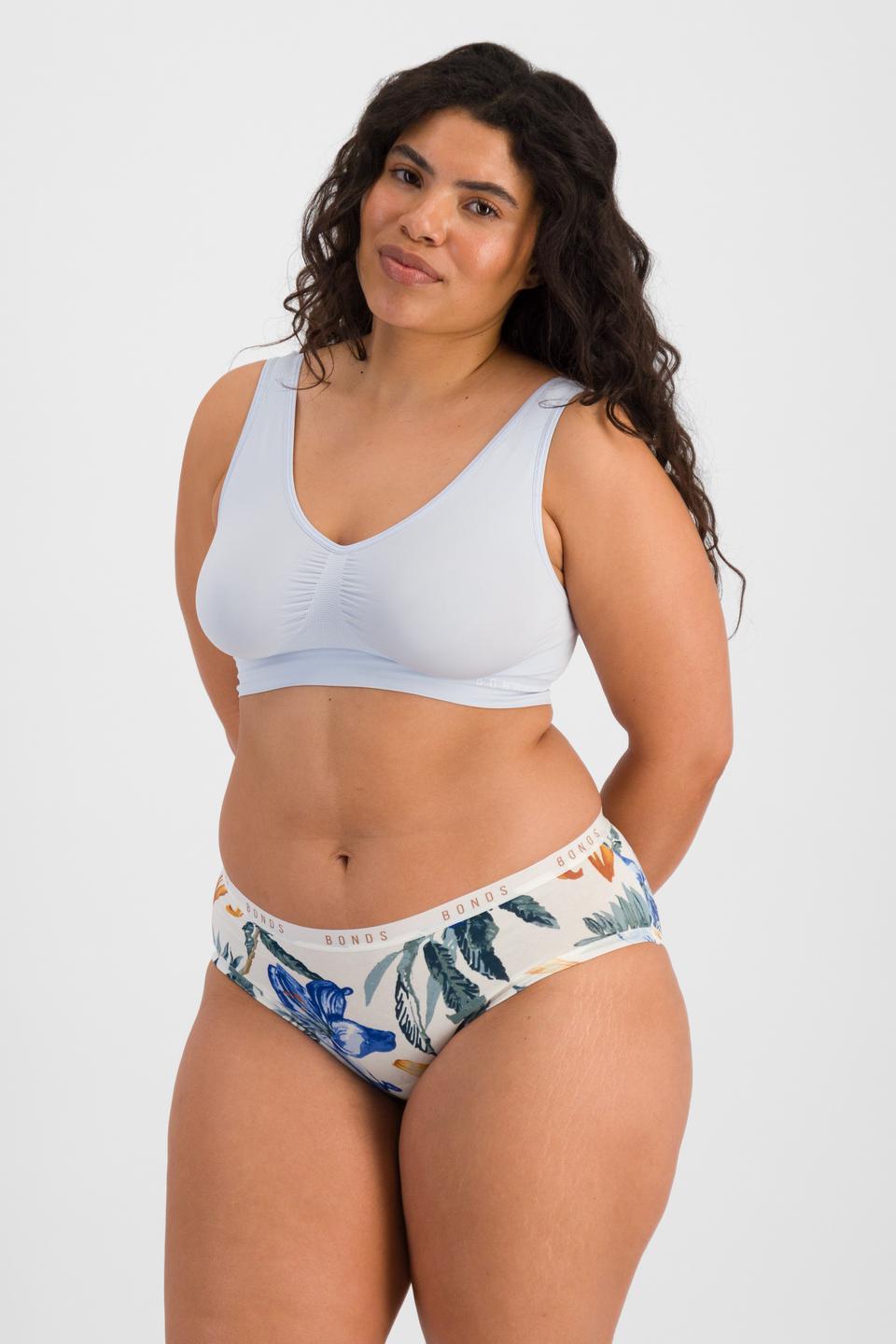 Laura (She/Her) wears size 14 and is 165cm tall with 94cm chest and 76cm waist