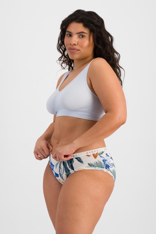 Laura (She/Her) wears size 14 and is 165cm tall with 94cm chest and 76cm waist
