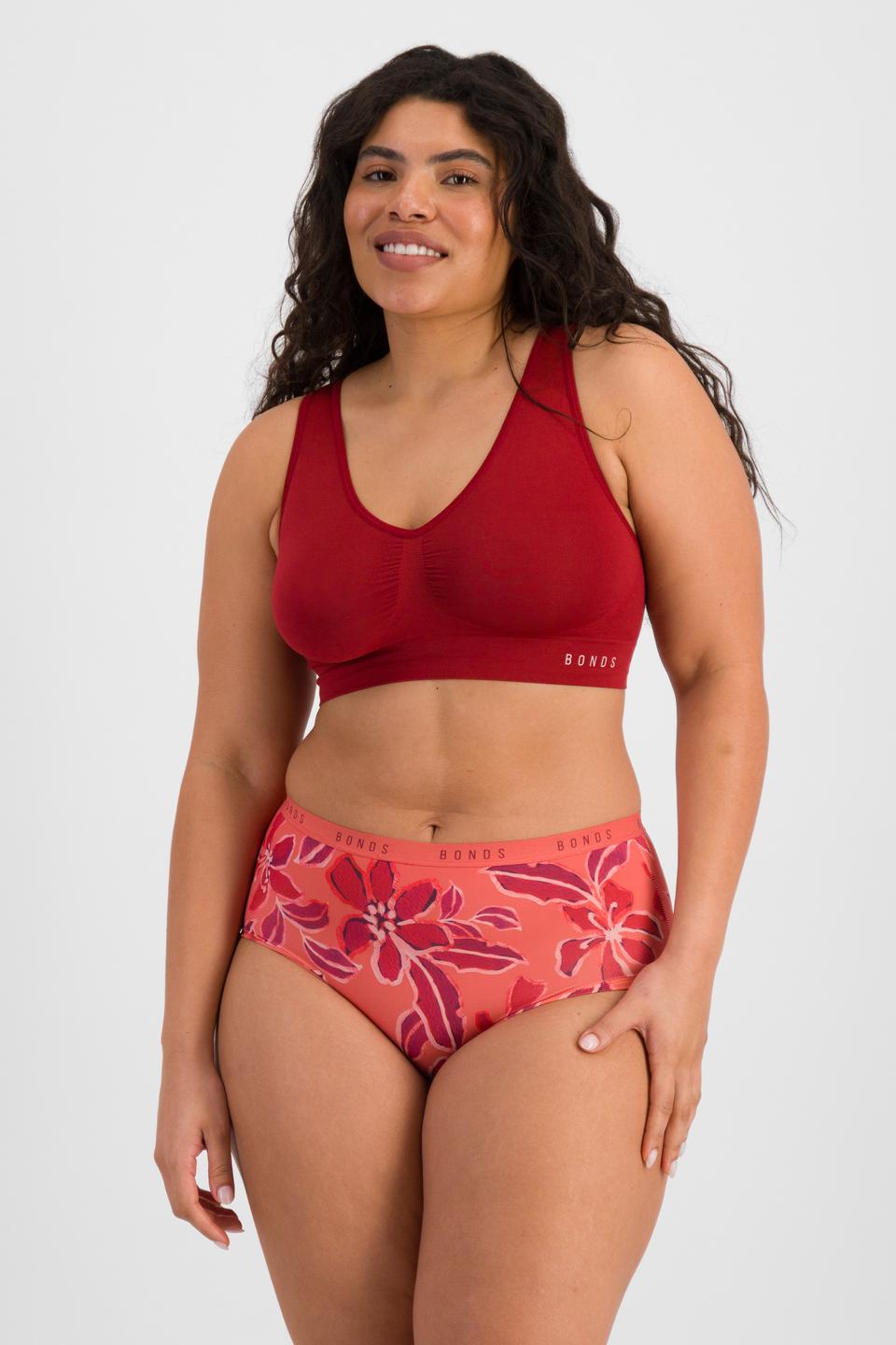 Laura (She/Her) wears size 14 and is 165cm tall with 94cm chest and 76cm waist