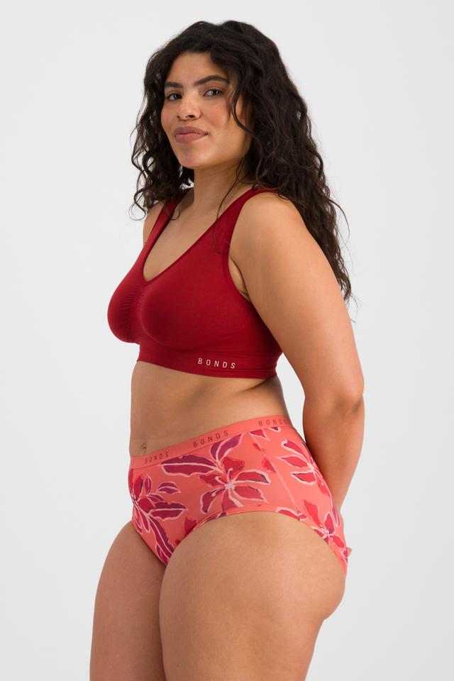Laura (She/Her) wears size 14 and is 165cm tall with 94cm chest and 76cm waist