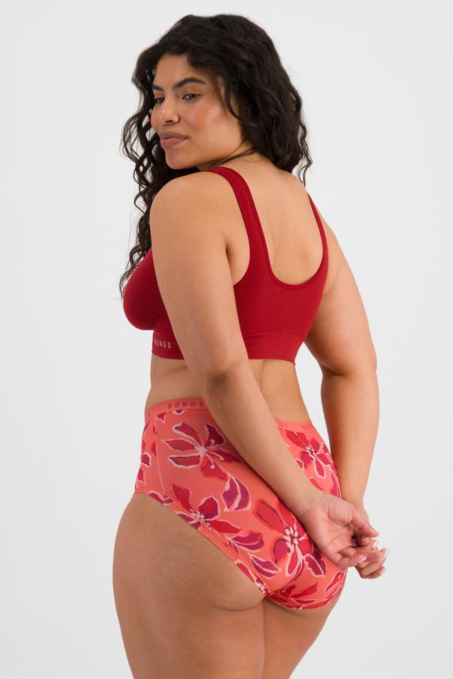 Laura (She/Her) wears size 14 and is 165cm tall with 94cm chest and 76cm waist