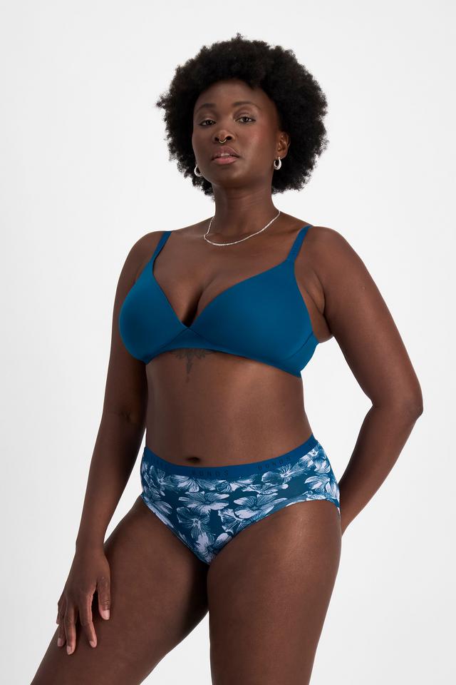 Nelly (She/Her) wears size 14 and is 173.73cm tall with 102cm chest and 84cm waist