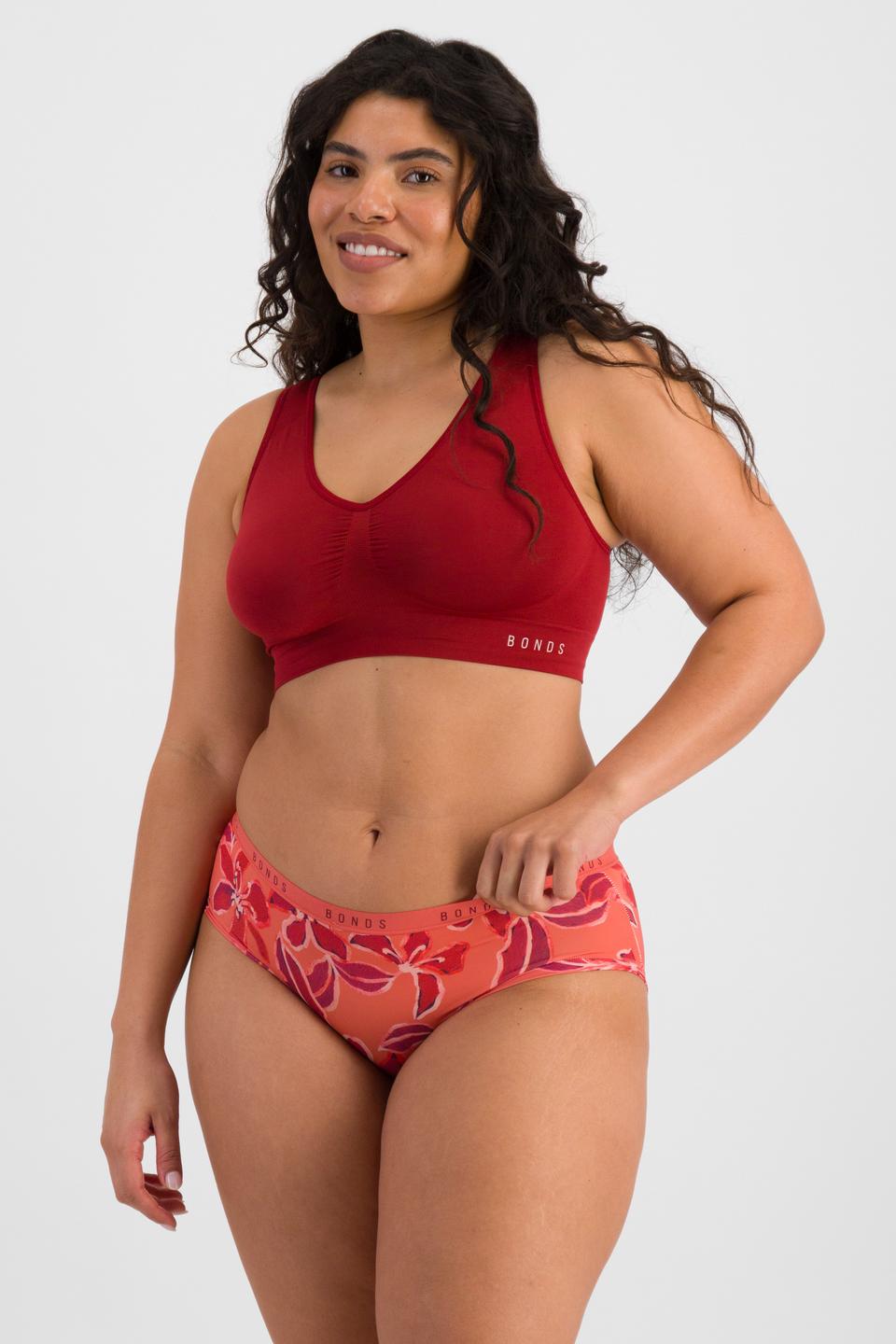 Laura (She/Her) wears size 14 and is 165cm tall with 94cm chest and 76cm waist