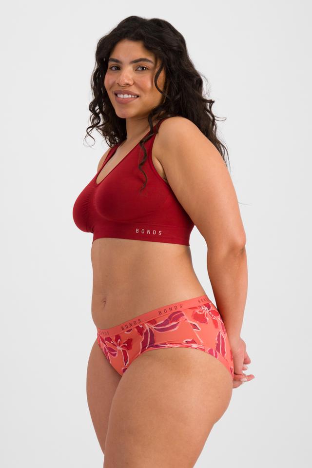 Laura (She/Her) wears size 14 and is 165cm tall with 94cm chest and 76cm waist