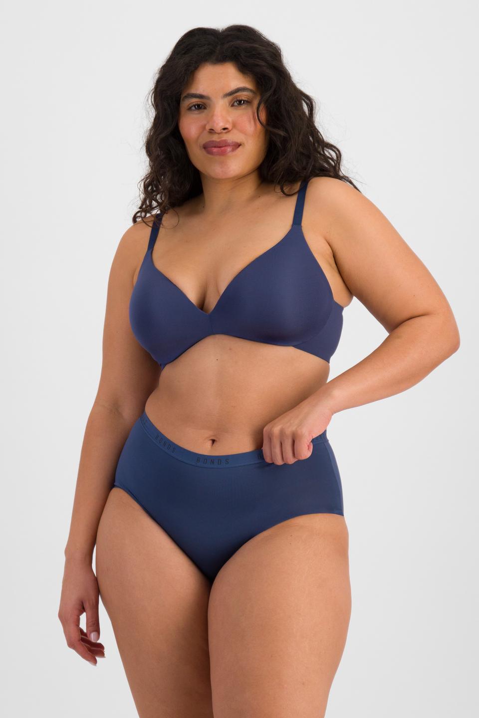 Laura (She/Her) wears size 14 and is 165cm tall with 94cm chest and 76cm waist