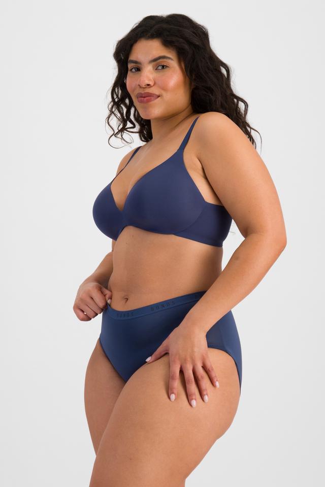 Laura (She/Her) wears size 14 and is 165cm tall with 94cm chest and 76cm waist