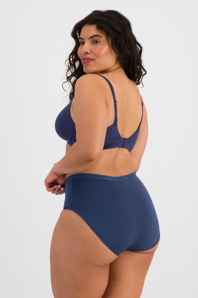 Laura (She/Her) wears size 14 and is 165cm tall with 94cm chest and 76cm waist