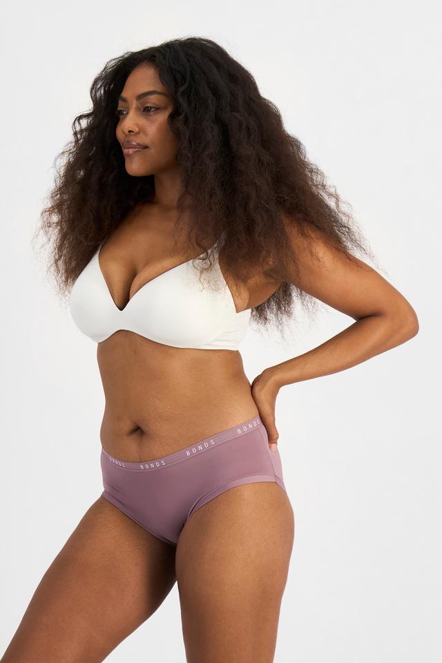 Cassaera (She/Her) wears size 14 and is 180cm tall with 107cm chest and 82cm waist