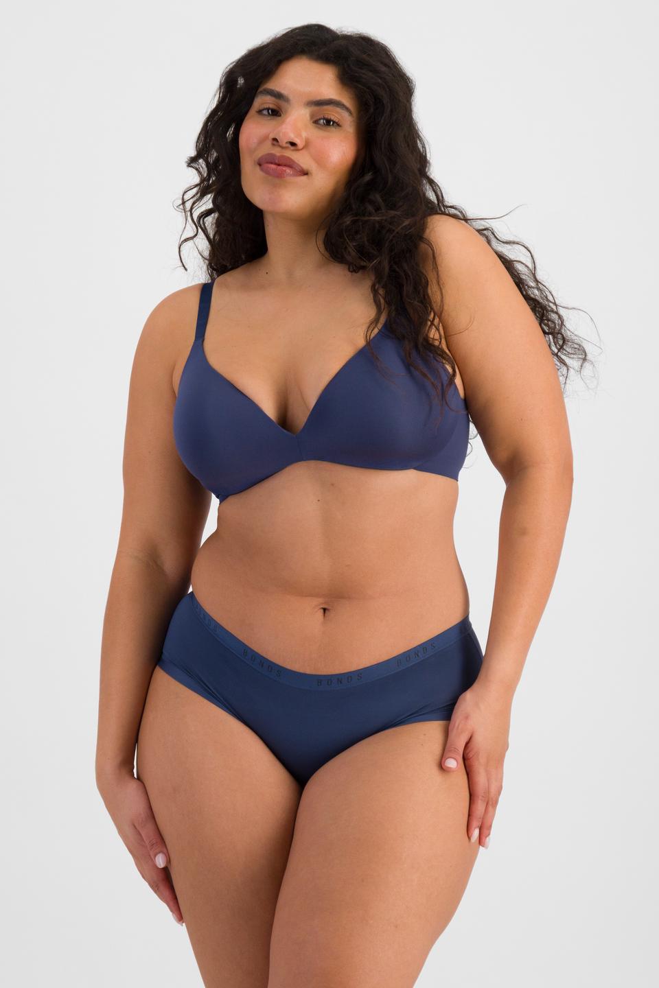 Laura (She/Her) wears size 14 and is 165cm tall with 94cm chest and 76cm waist