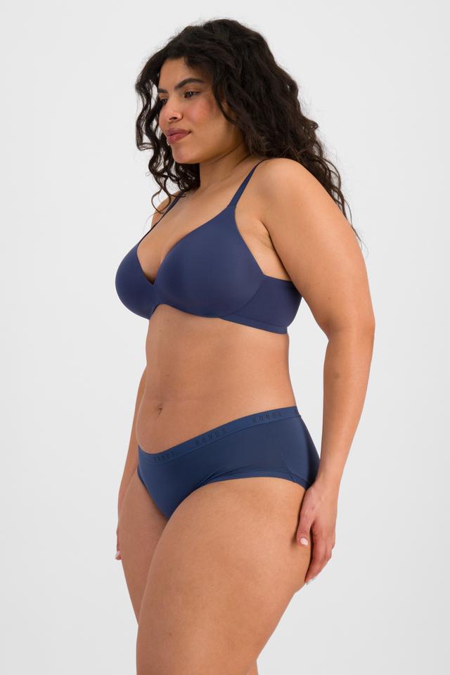 Laura (She/Her) wears size 14 and is 165cm tall with 94cm chest and 76cm waist