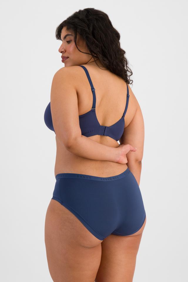 Laura (She/Her) wears size 14 and is 165cm tall with 94cm chest and 76cm waist
