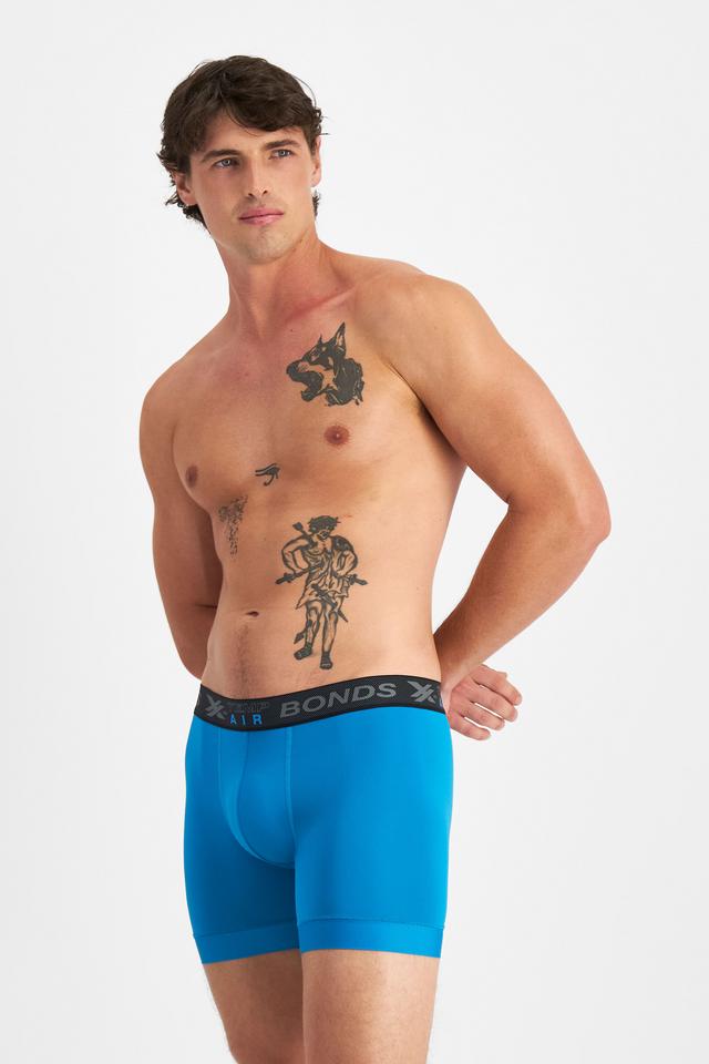 JOSH (He/Him) wears size M and is 185.48cm tall with 99cm chest and 81cm waist