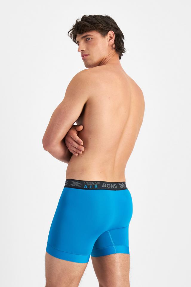 JOSH (He/Him) wears size M and is 185.48cm tall with 99cm chest and 81cm waist
