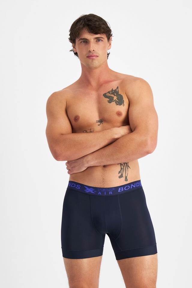JOSH (He/Him) wears size M and is 185.48cm tall with 99cm chest and 81cm waist